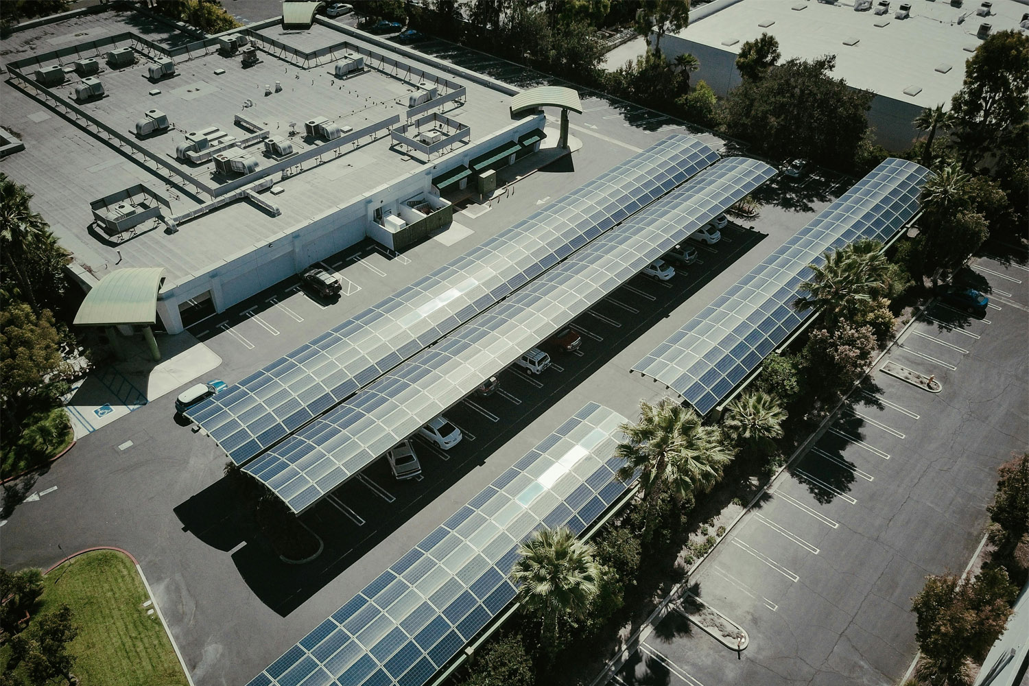 Fotovoltaika pre firmy: Zníženie prevádzkových nákladov a ekologická zodpovednosť.